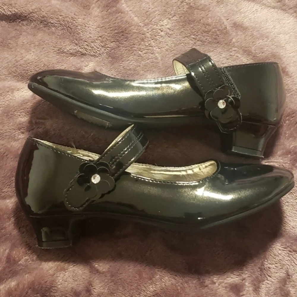 Black shiny‎ sandals size 3